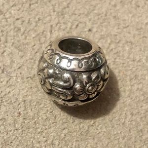 🆕Listing 🆕 Brighton Victoria Flower bead Matte silver Raised design NWOT Retired